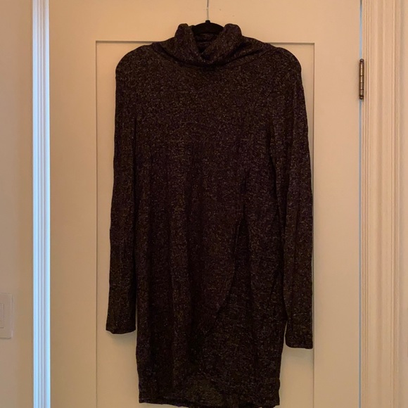 Crossover Maternity & Nursing Tunic - Picture 2 of 3